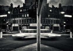 hackey-empire-theatre-architecture-reflect-mirror-reflection-street-photography-city-urban-bw-black-white-bw-monochrome-slow-shutter-blur-nikon-v1-london