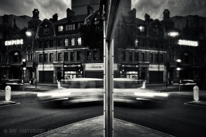 hackey-empire-theatre-architecture-reflect-mirror-reflection-street-photography-city-urban-bw-black-white-bw-monochrome-slow-shutter-blur-nikon-v1-london